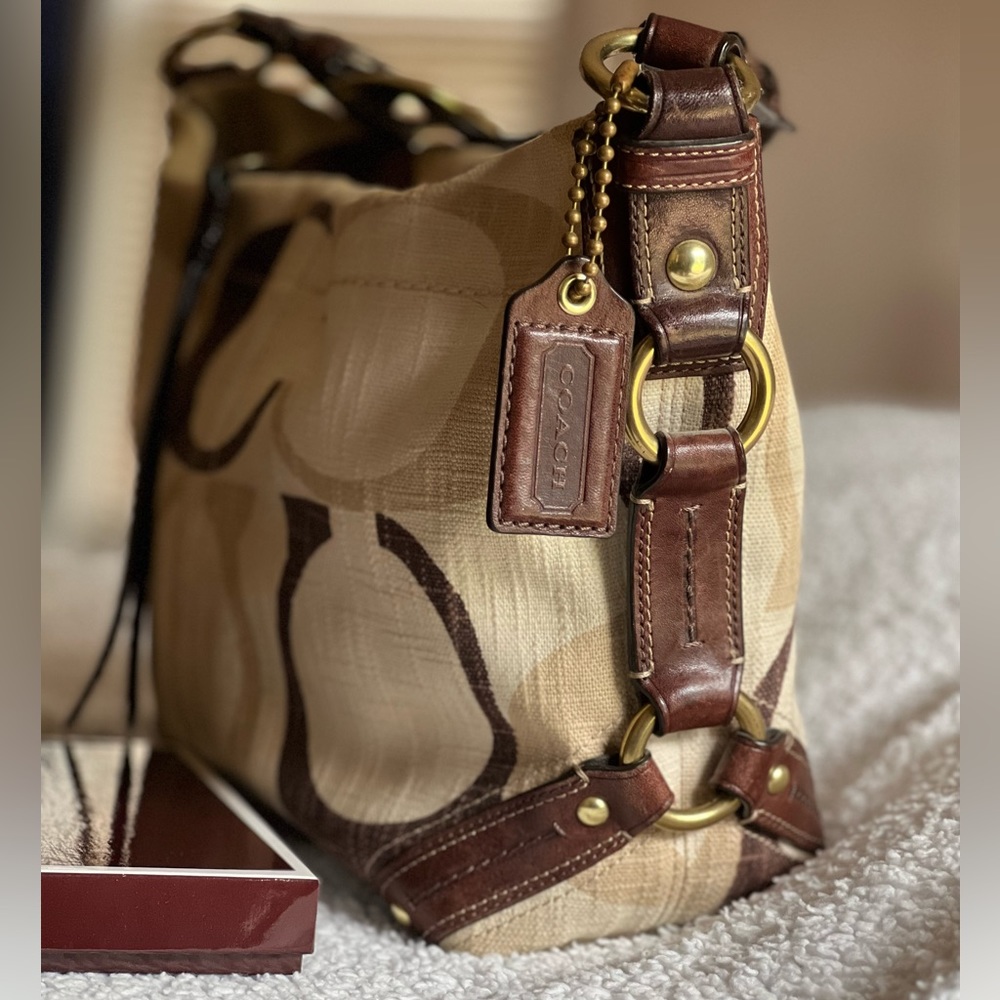 Coach Hobo - COACH Carly O Gold
Canvas|Leather
Medium Hobo Shoulder Bag